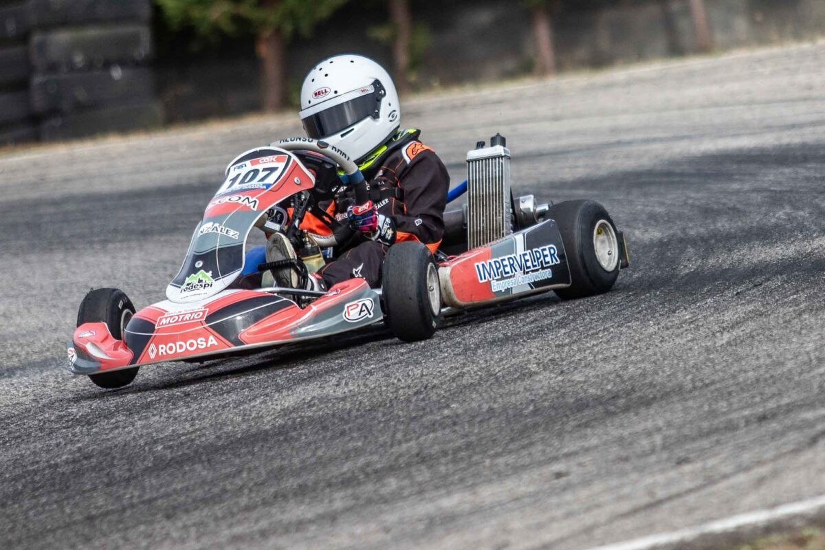 Álex Pais pilotando su kart rojo número 107 en pista